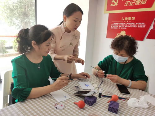 南園街道啟動“非遺在社區”內畫藝術培訓班，傳承人萬歡親授技藝